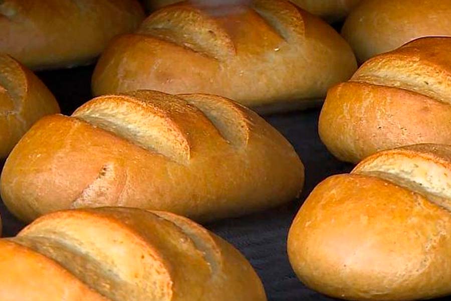 Стоимость булочки. Хлебобулочные в Молдавии. Хлеб городской Франзелуца. В Молдове социальный хлеб. Паник хлеб.